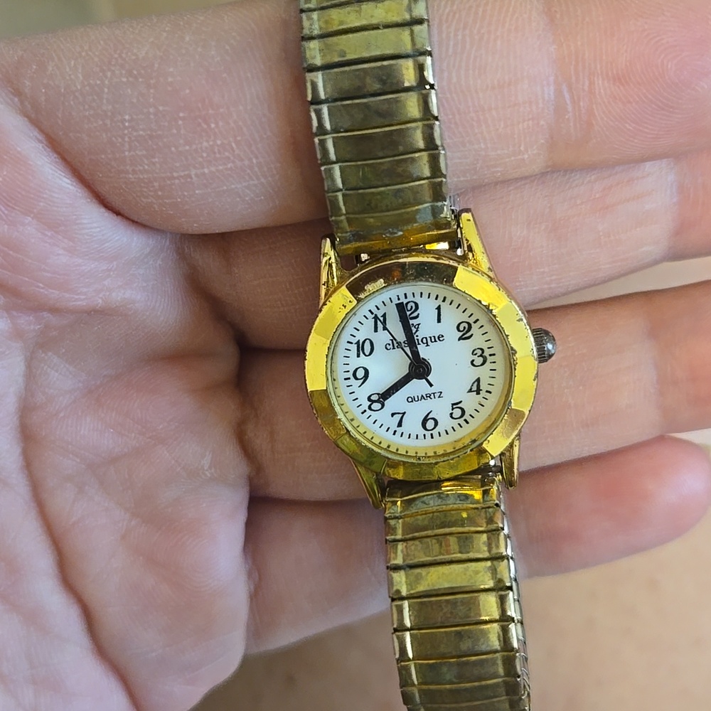 Gold Tone Classique Quartz Made In China Stretch Wristwatch